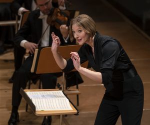 Dirigentin des Konzerthauses Joana Mallwitz beim Dirigieren