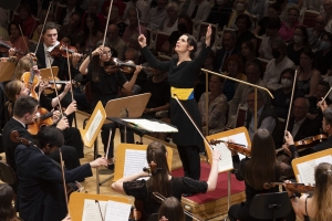 Aufnahme aus dem Konzerthaus in Berlin, das ukrainische Jugendorchester und die Dirigentin sind auf der Bühne
